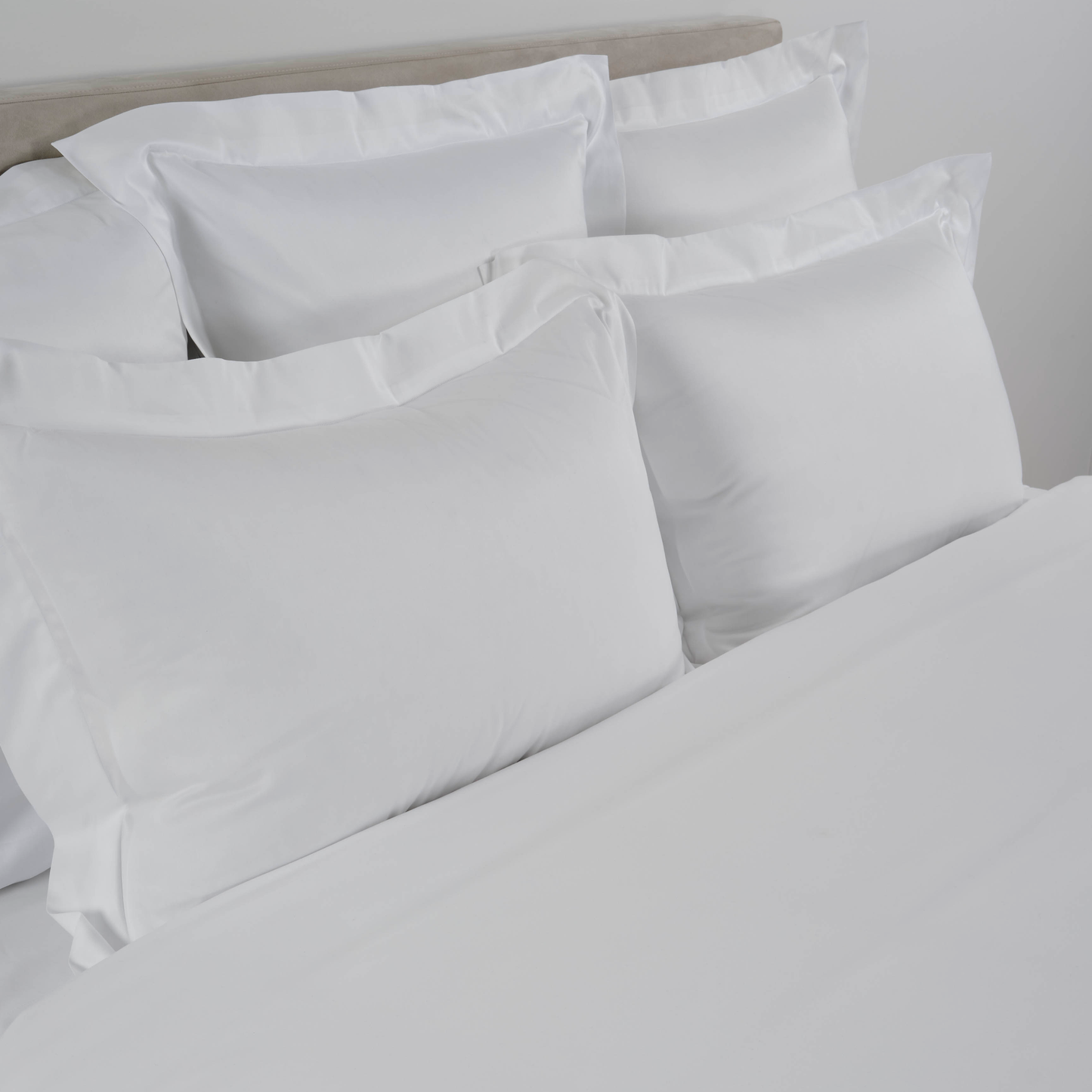 Closeup of Celso de Lemos Amanda Collection in White Color