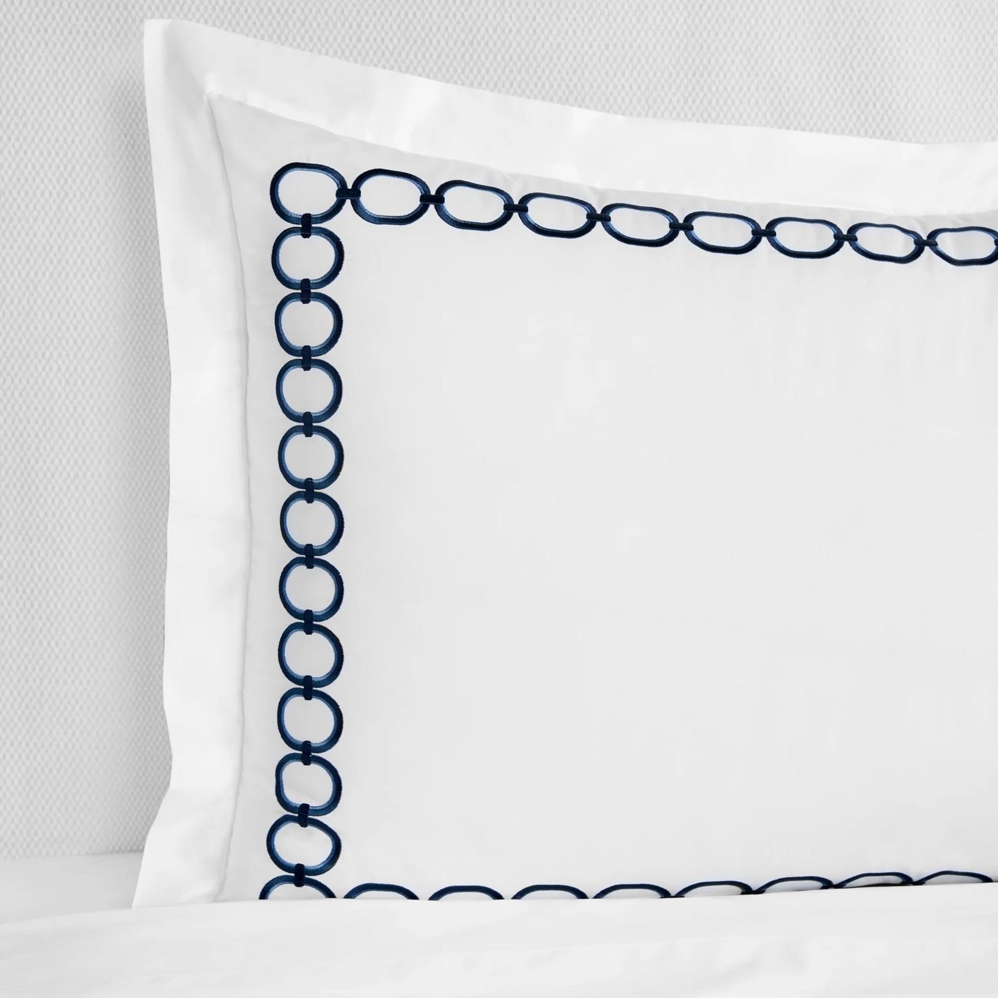 Sham of Sferra Catena Bedding in Color White/Navy